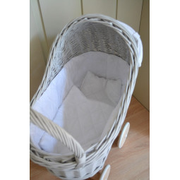 Cărucior gri pentru păpuși cu o pătură albă și o fundiță