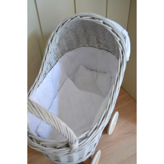 Cărucior gri pentru păpuși cu o pătură albă și o fundiță