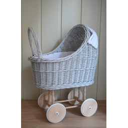 Cărucior gri pentru păpuși cu o pătură albă și o fundiță