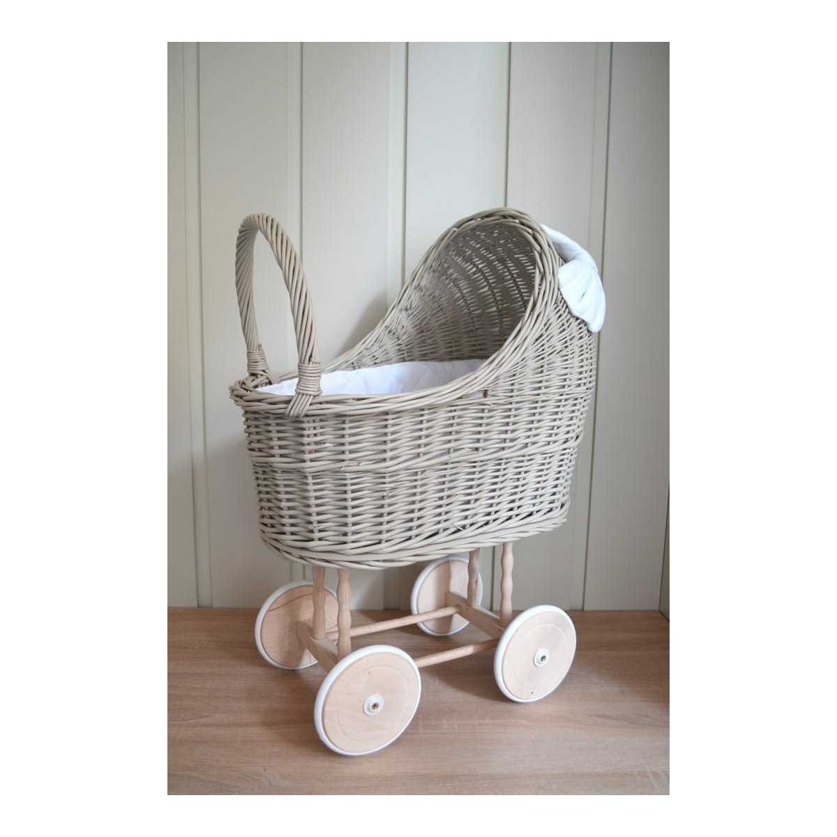Originalul cărucior bej cu fundiță albă