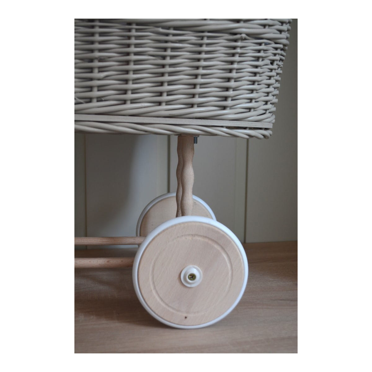 Originalul cărucior bej cu fundiță albă