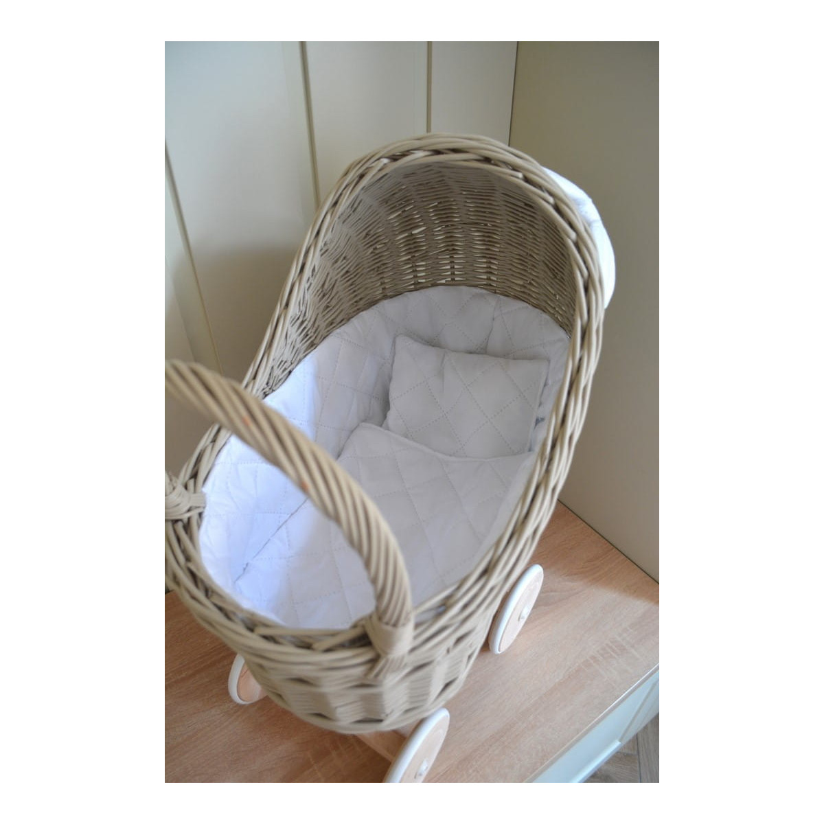 Originalul cărucior bej cu fundiță albă