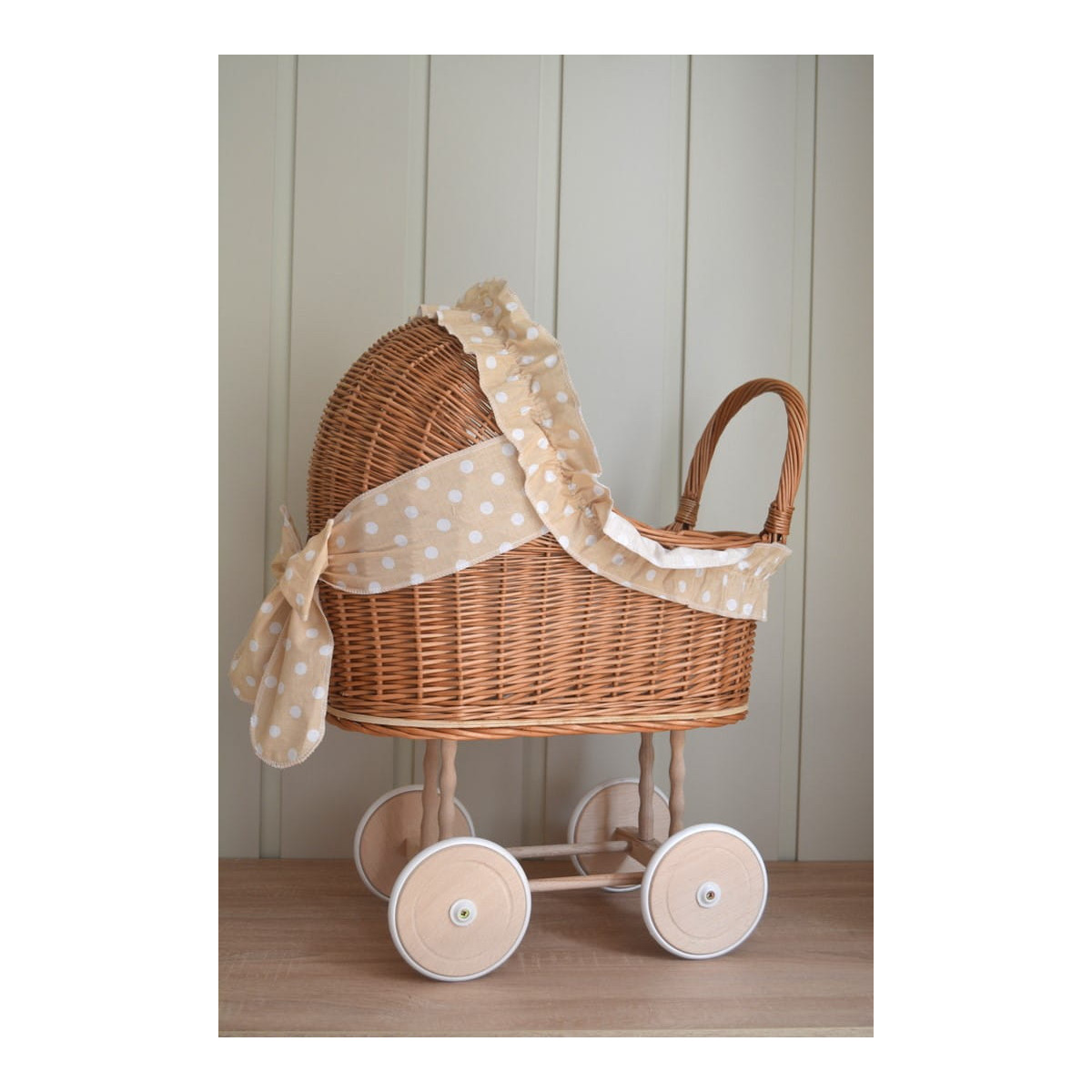 Cărucior din material natural cu volanță