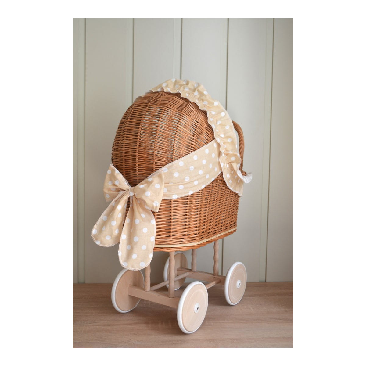 Cărucior din material natural cu volanță