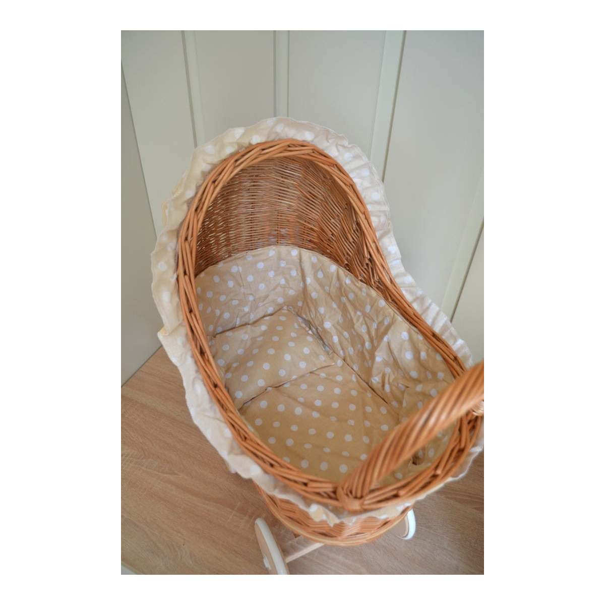 Cărucior din material natural cu volanță