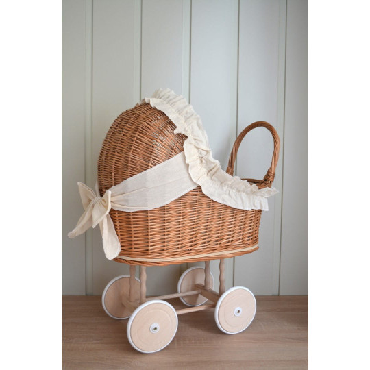 Cărucior din material natural cu volanțe