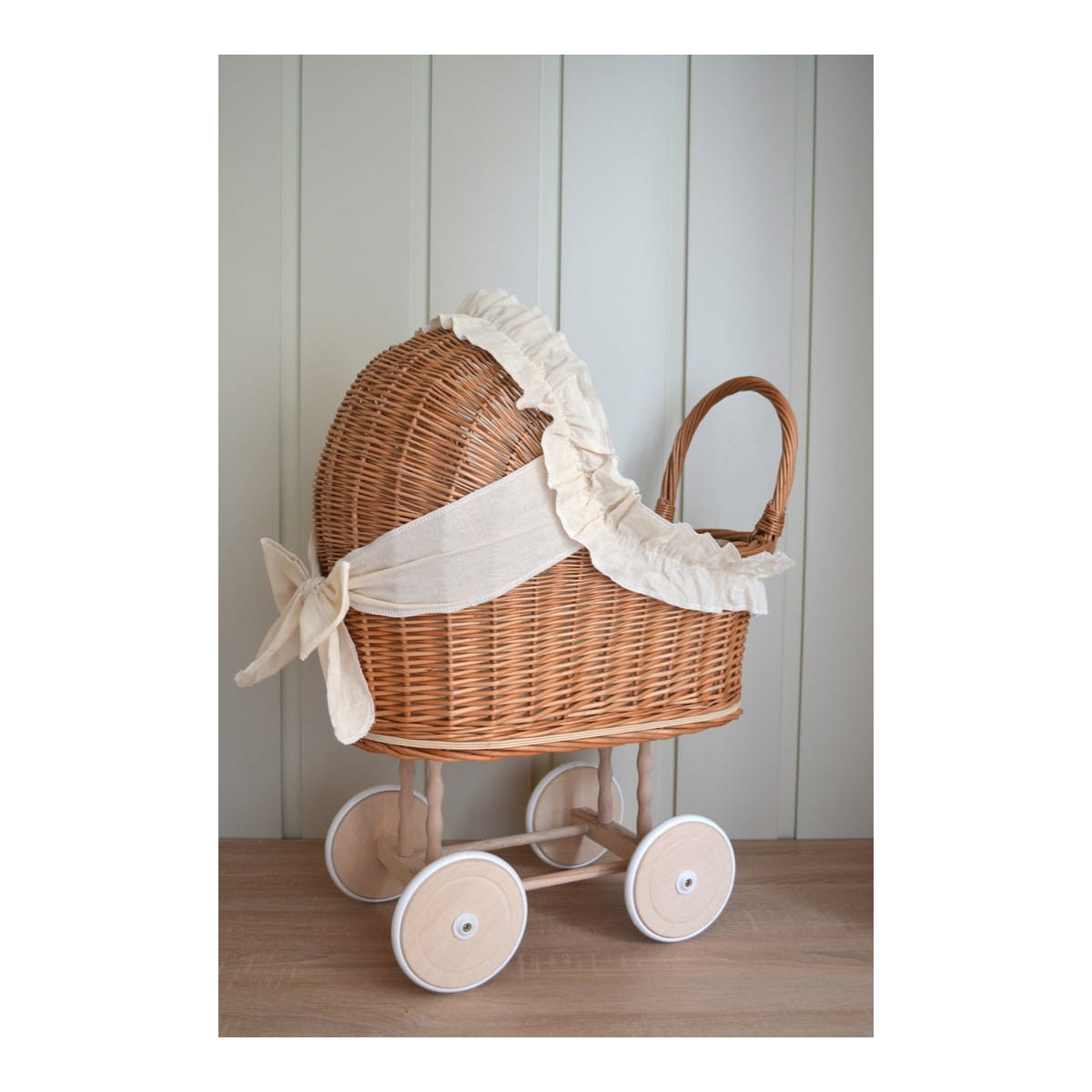 Cărucior din material natural cu volanțe