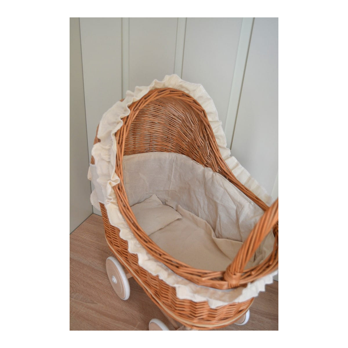 Cărucior din material natural cu volanțe