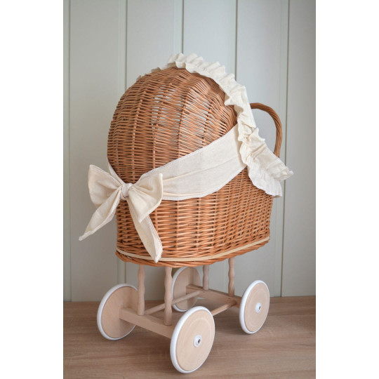 Cărucior din material natural cu volanțe