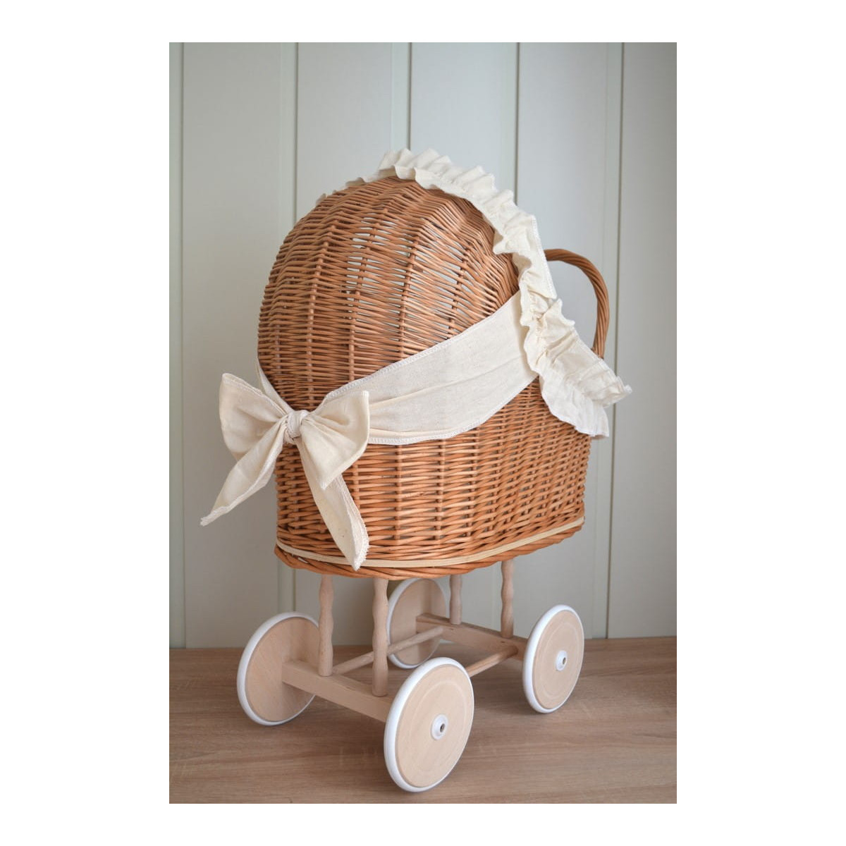 Cărucior din material natural cu volanțe