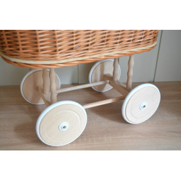 Carucior din material natural cu volan roz.