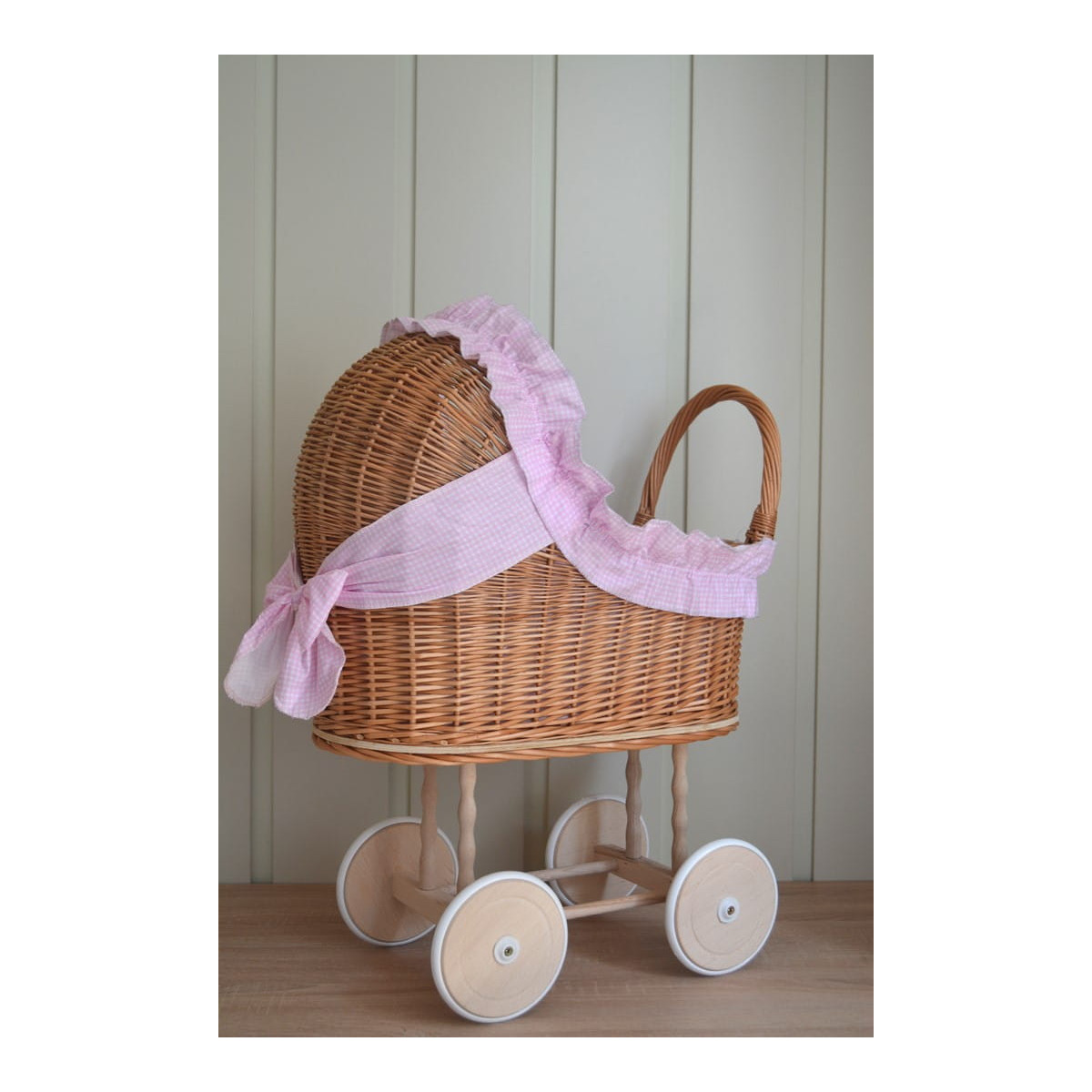 Carucior din material natural cu volan roz.