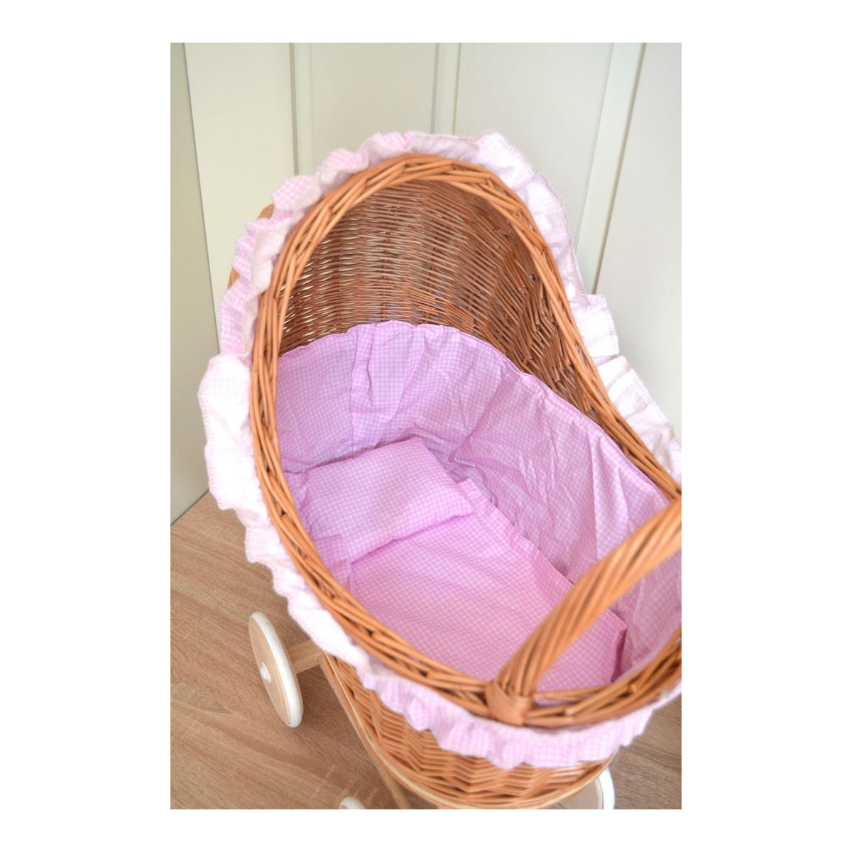 Carucior din material natural cu volan roz.