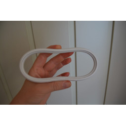 Carucior din material natural cu volan roz.