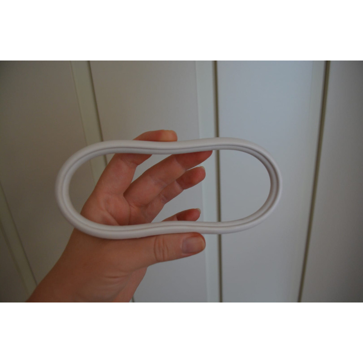 Carucior din material natural cu volan roz.