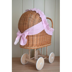 Carucior din material natural cu volan roz.