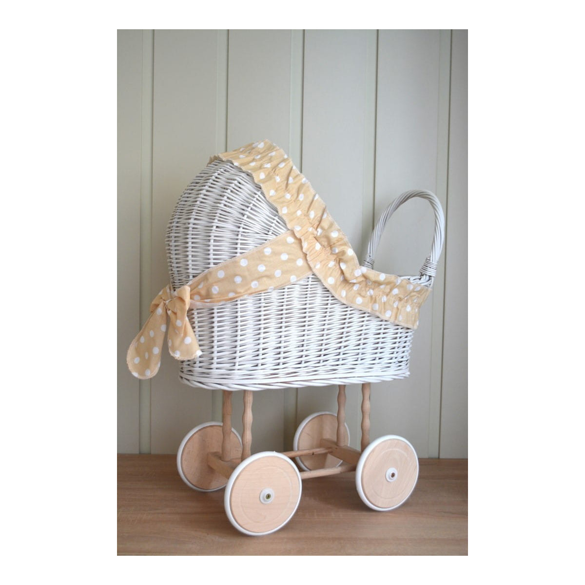 Cărucior alb din rattan cu volan bej