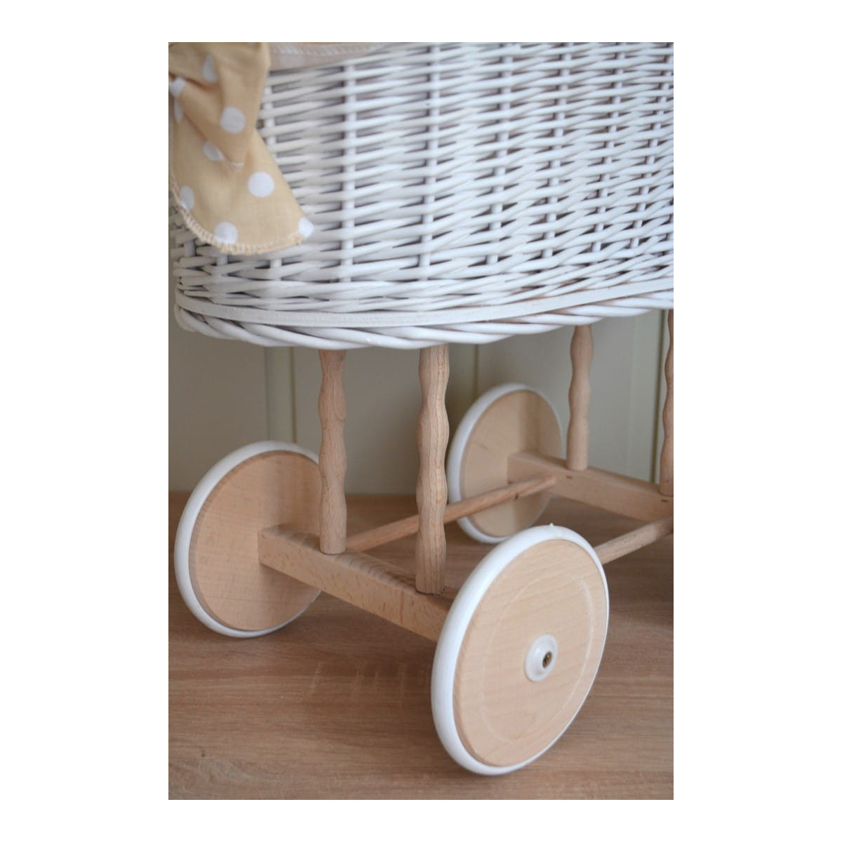 Cărucior alb din rattan cu volan bej
