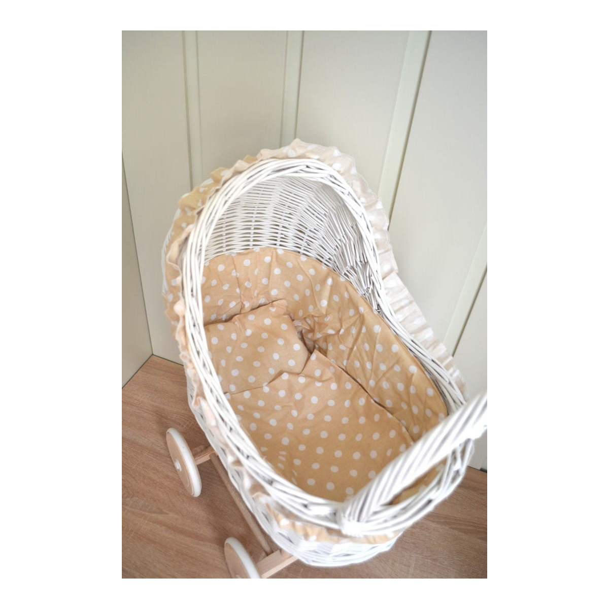 Cărucior alb din rattan cu volan bej