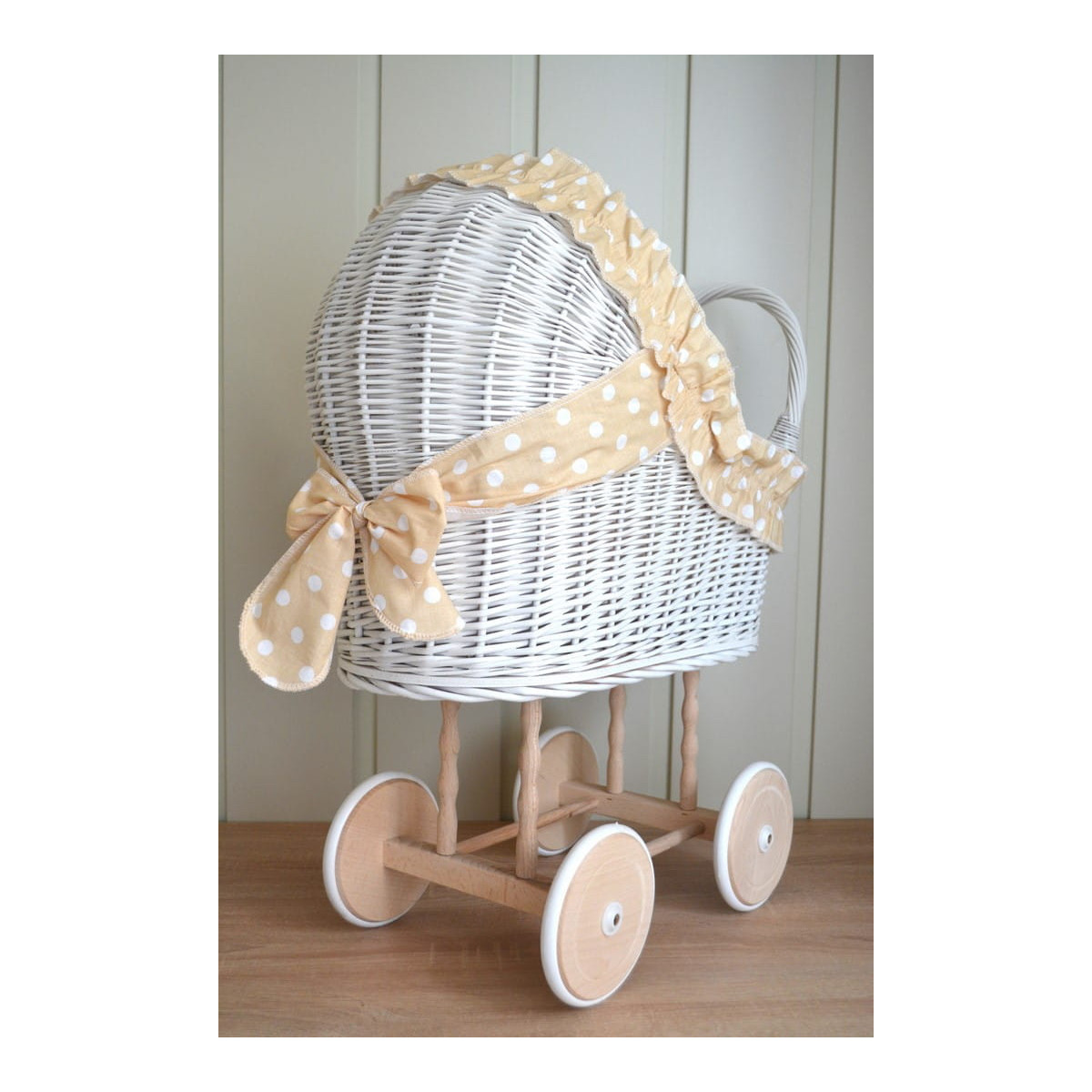 Cărucior alb din rattan cu volan bej