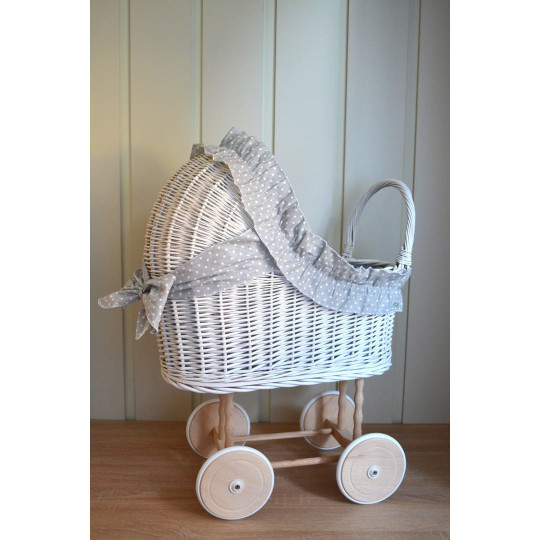 Cărucior de lux pentru păpuși cu pătură gri și volan.