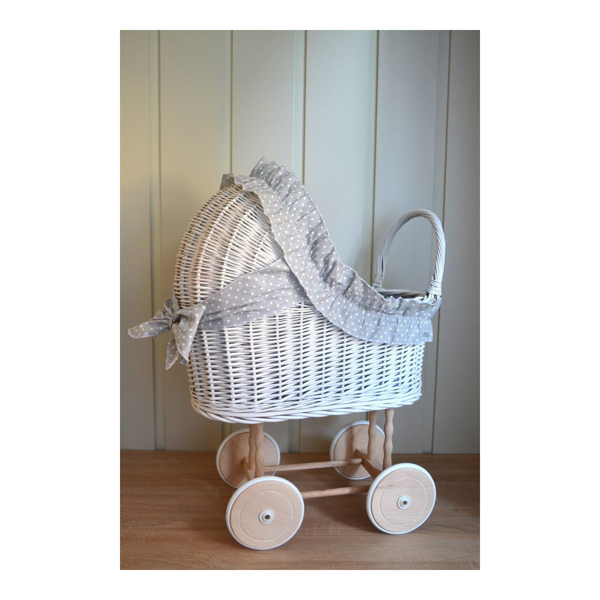 Cărucior de lux pentru păpuși cu pătură gri și volan.