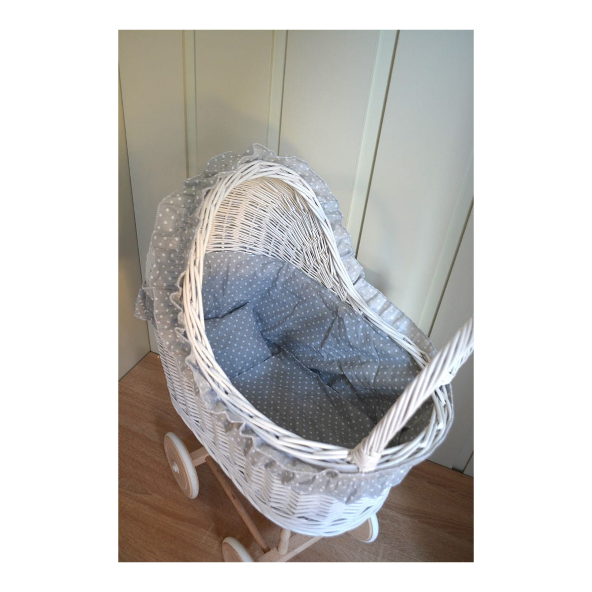 Cărucior de lux pentru păpuși cu pătură gri și volan.