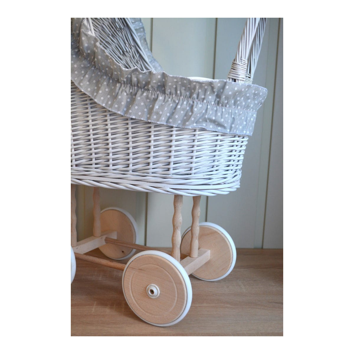 Cărucior de lux pentru păpuși cu pătură gri și volan.