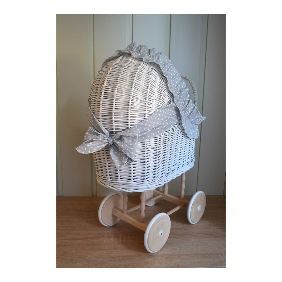 Cărucior de lux pentru păpuși cu pătură gri și volan.