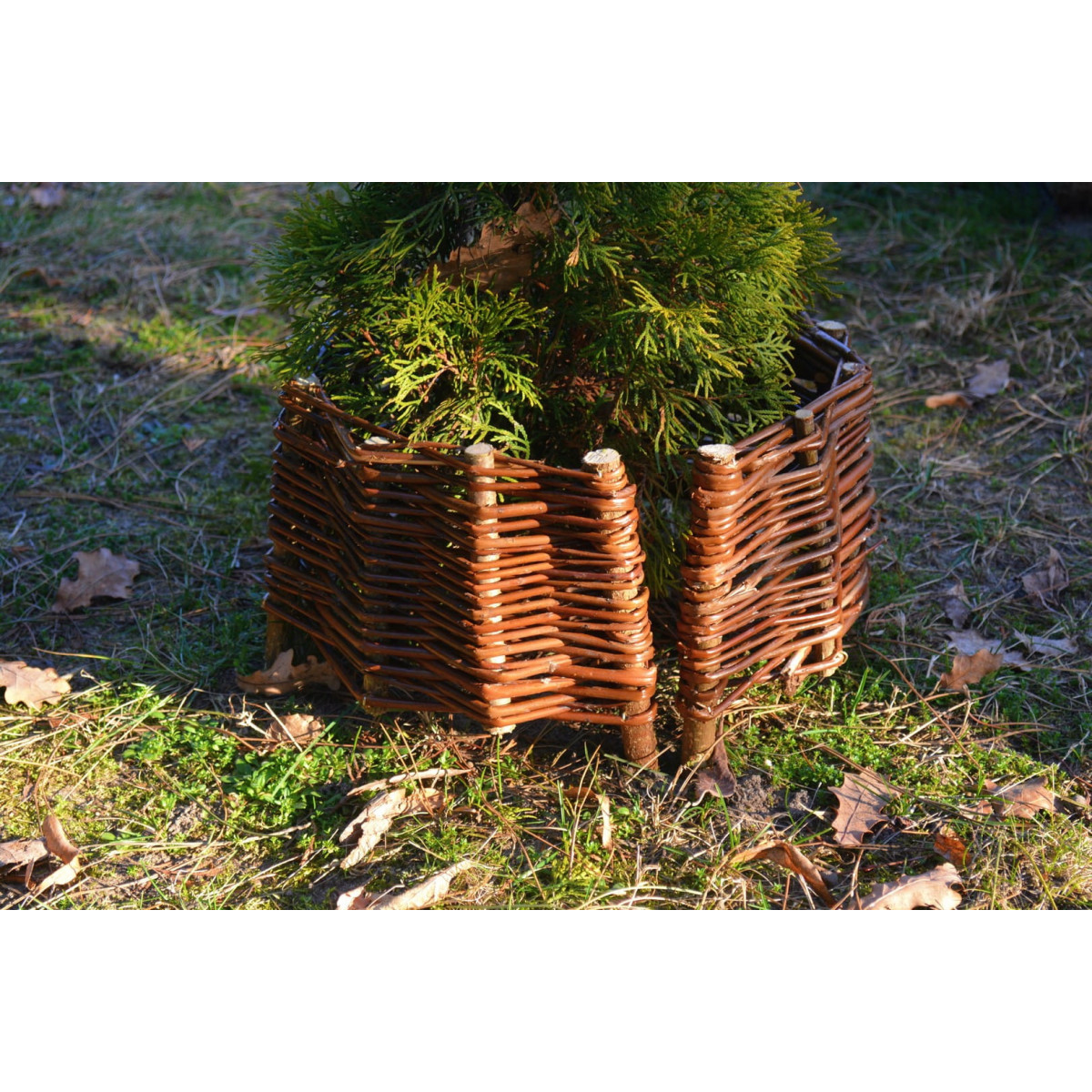 Cercul din nuiele cu palisade, cu diametrul de 45 cm și înălțimea de 25 cm