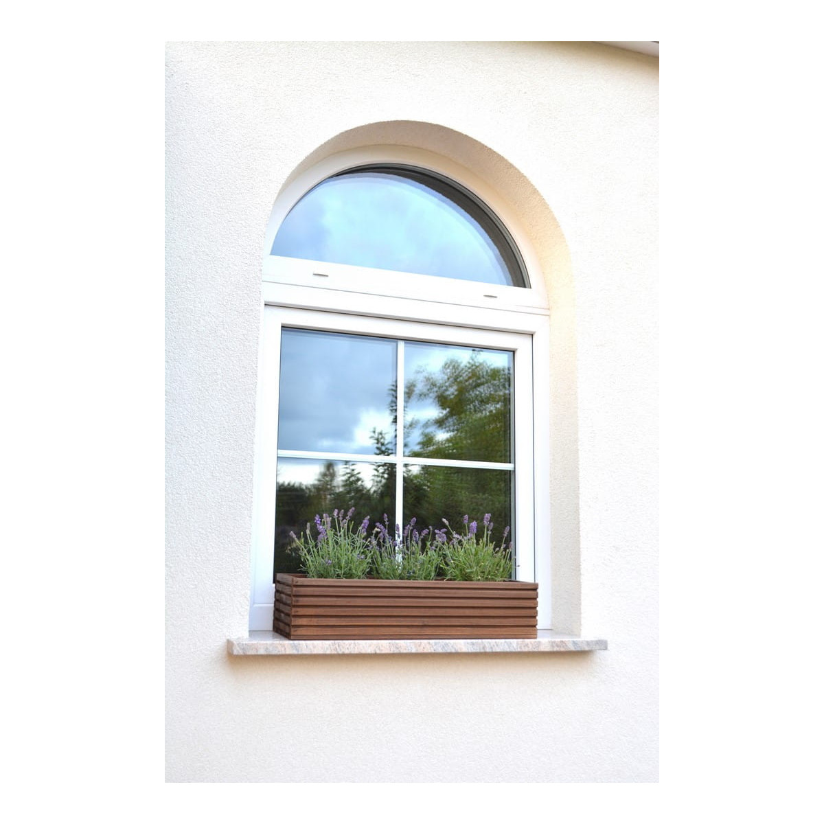 Design de ghiveci din lemn de culoare marron închis