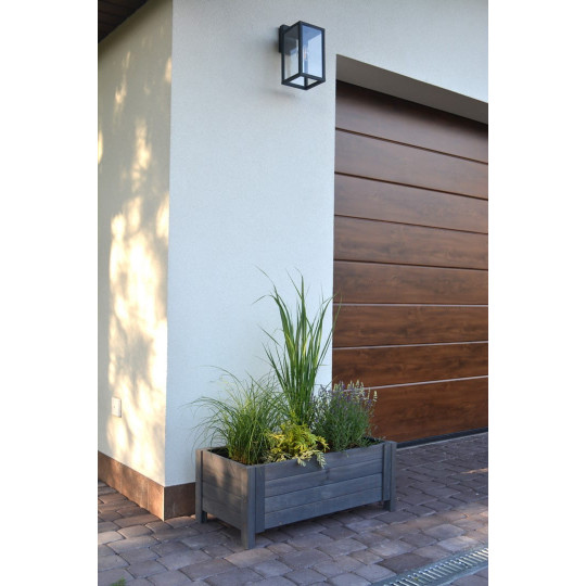 Ghivece din lemn pentru terasă de culoare gri închis