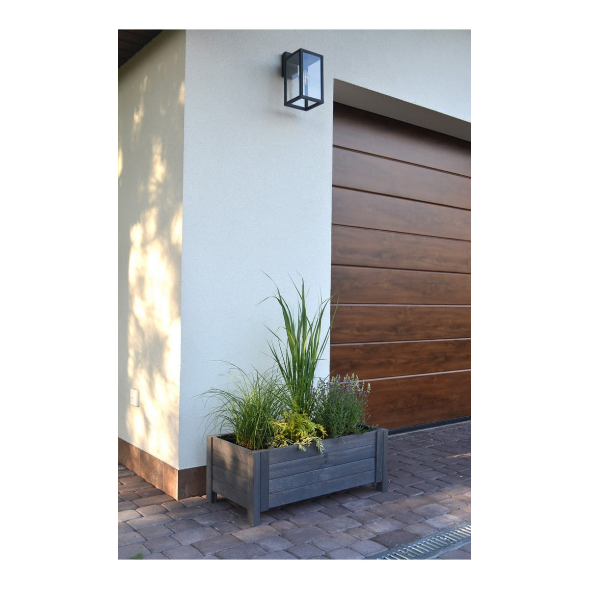 Ghivece din lemn pentru terasă de culoare gri închis