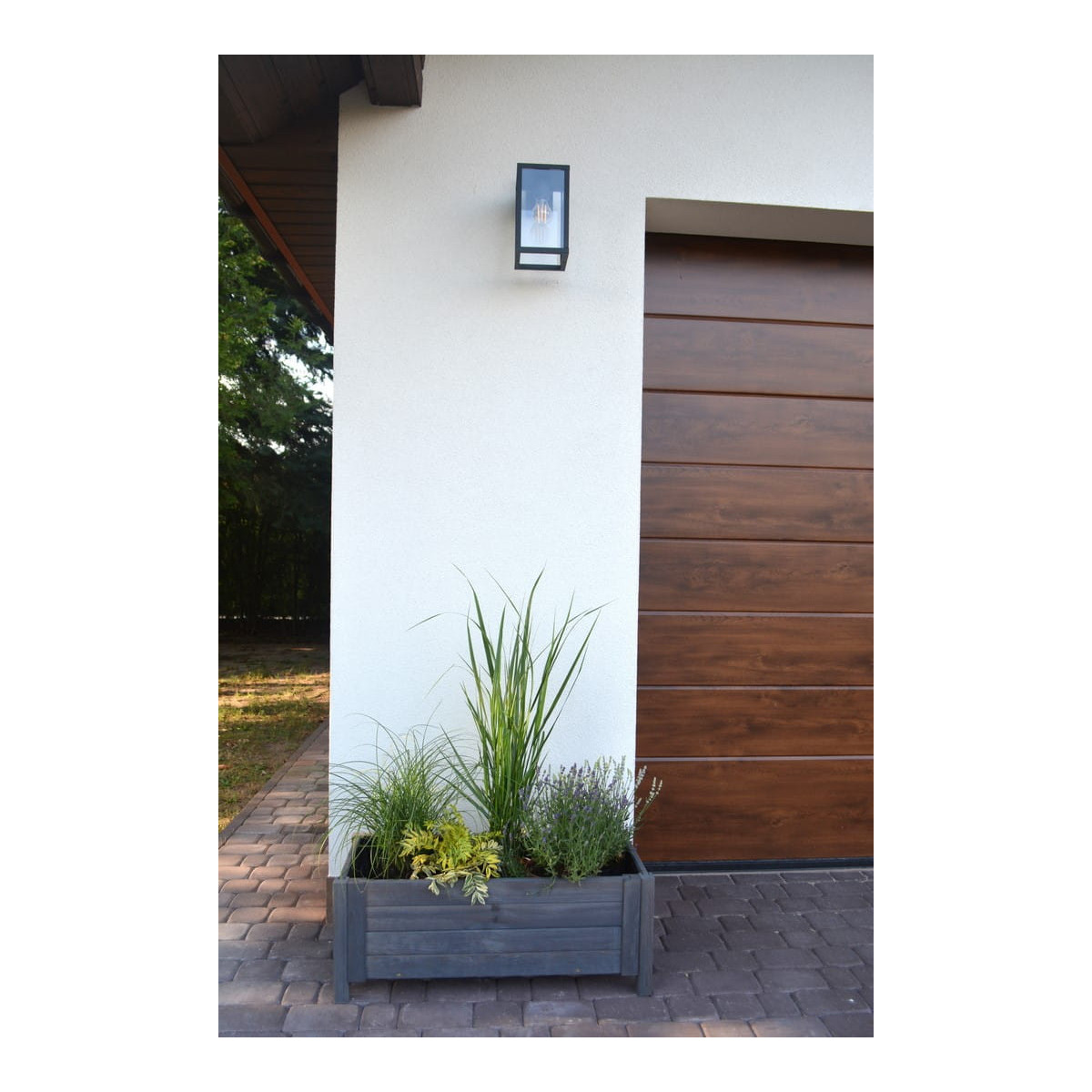 Ghivece din lemn pentru terasă de culoare gri închis