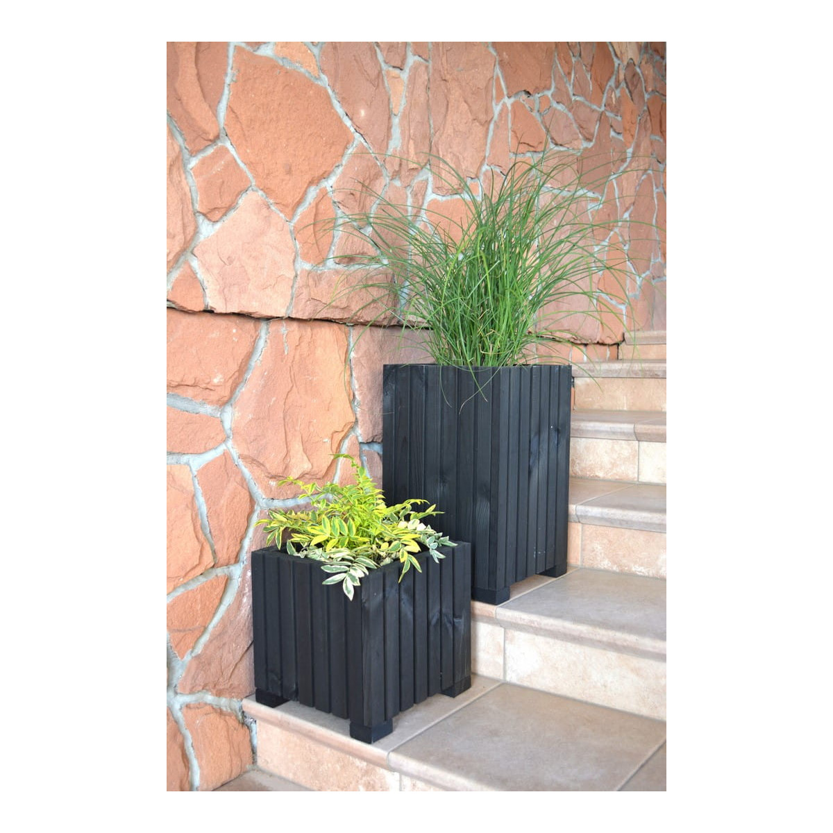 Ghiveci din lemn de culoare neagră