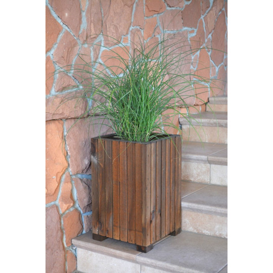 Vază din lemn de pin, de culoare maro închis.