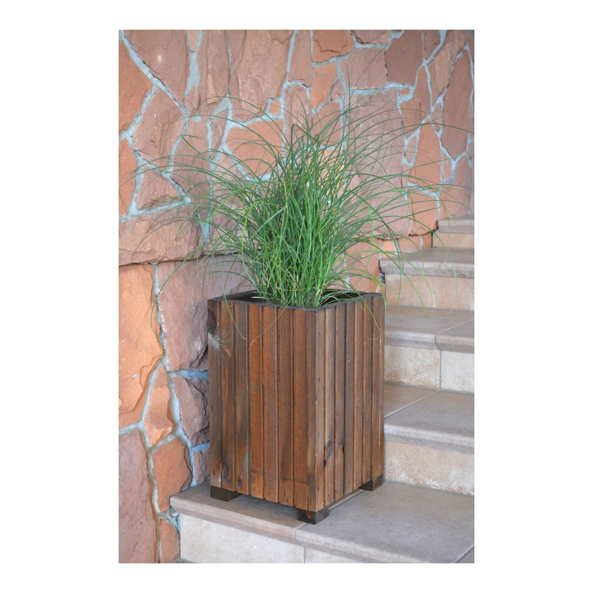 Vază din lemn de pin, de culoare maro închis.