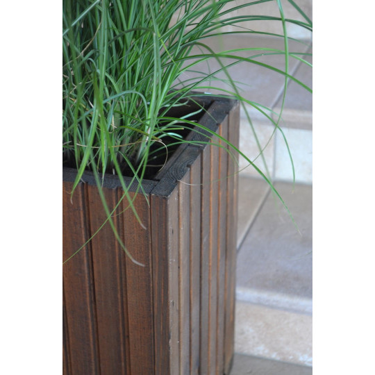 Vază din lemn de pin, de culoare maro închis.