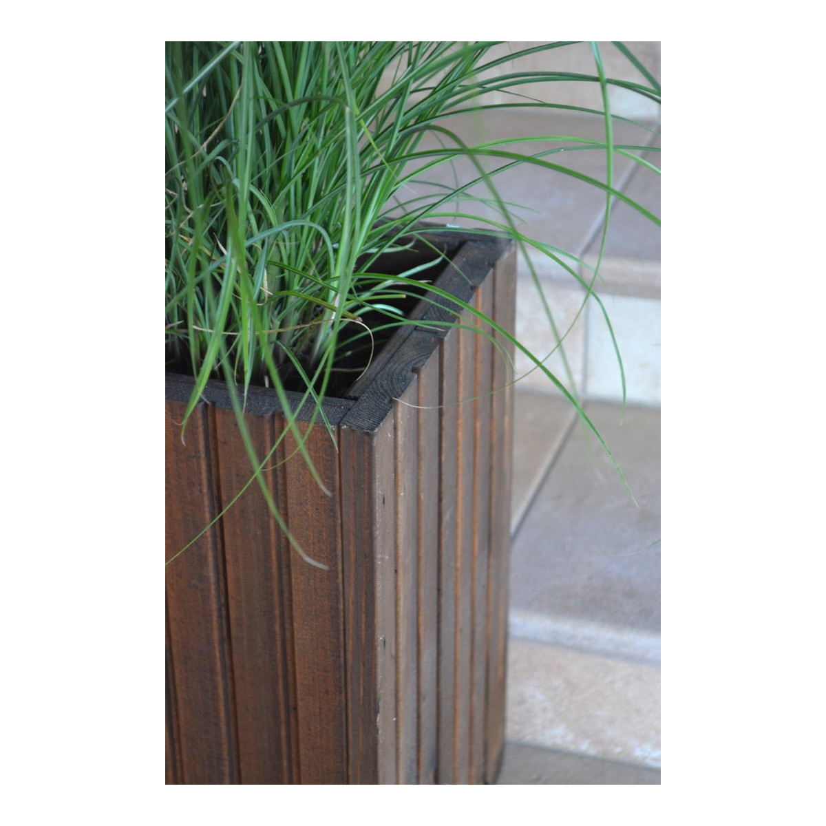 Vază din lemn de pin, de culoare maro închis.