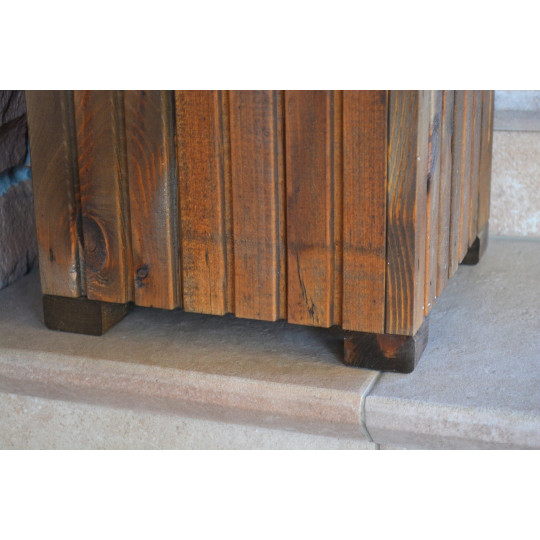 Vază din lemn de pin, de culoare maro închis.