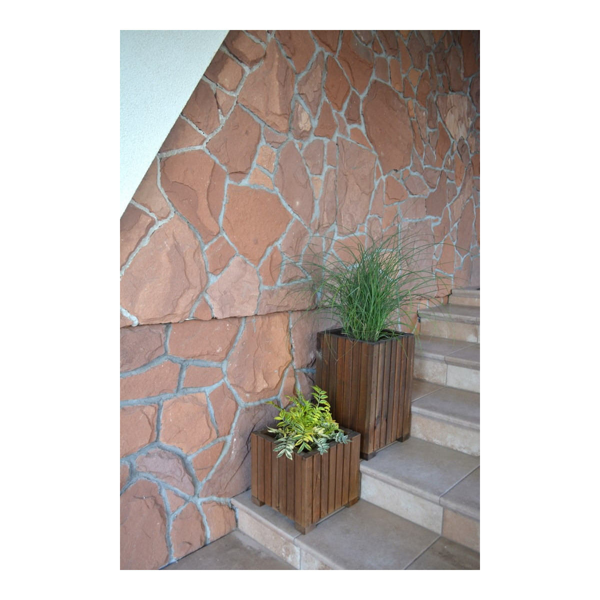 Vază din lemn de pin, de culoare maro închis.