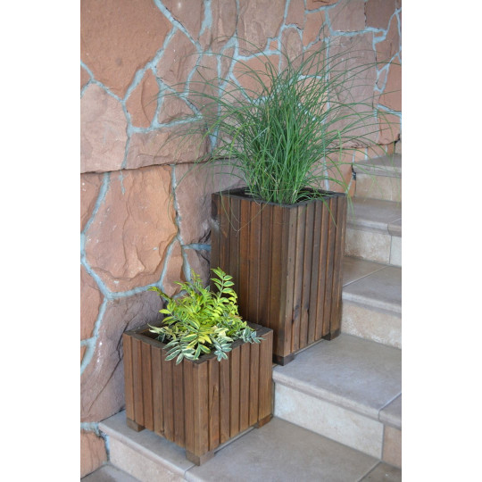 Vază din lemn de pin, de culoare maro închis.