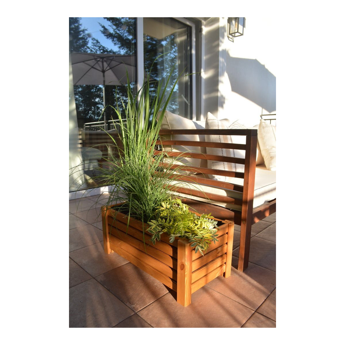 Lumânări călăreț de grădină din lemn de culoare maro deschis.