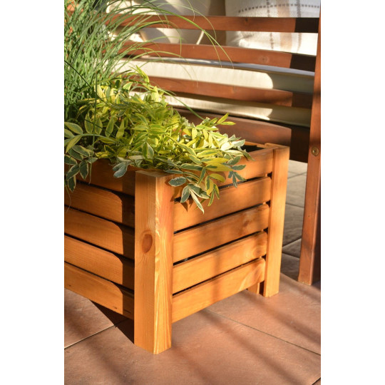 Lumânări călăreț de grădină din lemn de culoare maro deschis.