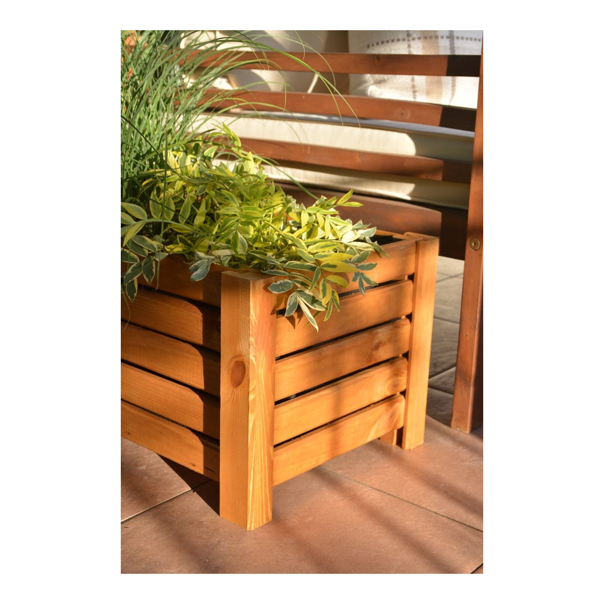 Lumânări călăreț de grădină din lemn de culoare maro deschis.