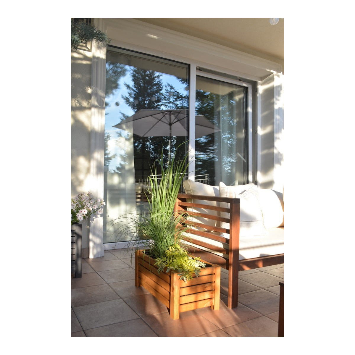 Lumânări călăreț de grădină din lemn de culoare maro deschis.