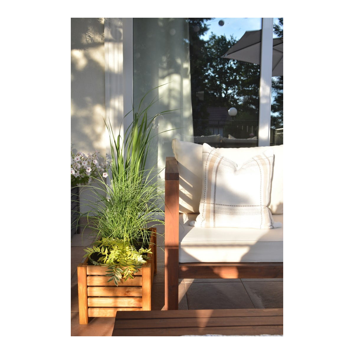 Lumânări călăreț de grădină din lemn de culoare maro deschis.