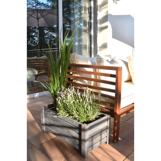 Vyvýšený drevený kvetináč v tmavo sivej farbe