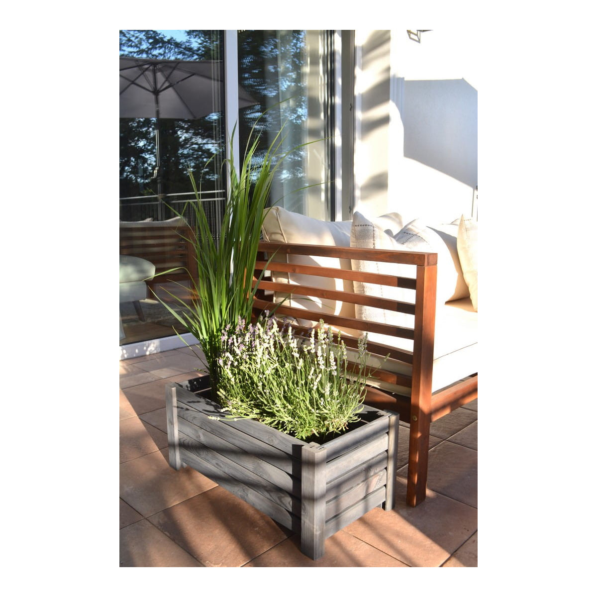 Vyvýšený drevený kvetináč v tmavo sivej farbe