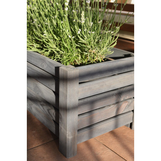 Vyvýšený drevený kvetináč v tmavo sivej farbe